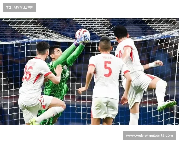 申花球员陈晋一边路助攻积极，成防守关键一环