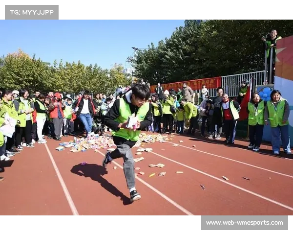 高温下的青少年赛事：队员互助击球，看台家长擂鼓助威